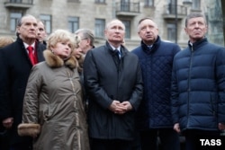 Дмитрий Козак (крайний справа) и Владимир Путин на церемонии возложения цветов к памятнику Анатолию Собачку, Санкт-Петербург, 19 февраля 2020 года