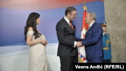 Predsednik Srbije Aleksandar Vučić i njegova supruga sa Draganom Džajićem na ceremoniji inauguracije u Palati Srbija u Beogradu, 23. juna 2017. godine