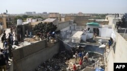 Хора издирват пострадали при катастрофата в Карачи