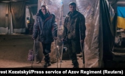 Povrijeđeni ukrajinski vojnici na štakama unutar Azovstala, fotografija objavljena 10. maja 2022.