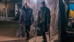 Sebesült ukrán katonák a mariupoli acélműben felállított tábori kórházban 2022. május 10-én