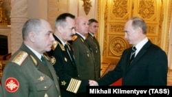 ژنرال نیکلای تکاچیوف (سمت چپ تصویر) در دیدار با ولادیمیر پوتین رئیس جمهور روسیه، سال ۲۰۰۷
