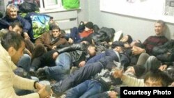 Задержанные на КПП «Аксарайский» в Астраханской области России мигранты из Таджикистана.
