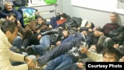 Задержанные на КПП «Аксарайский» в Астраханской области России мигранты из Таджикистана.