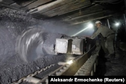 Гірник працює на шахті Білоріченськаі, 21 серпня 2018 року. Це була одна з найбільших в Україні шахт із видобутку антрациту, розташована у селищі Білоріченський у Лутугінському районі Луганської області. В окупації з 2014 року