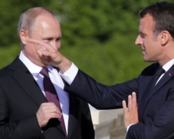 Президент Франції Емманюель Макрон (праворуч) та російський керівник Володимир Путін. Санкт-Петербург, 24 травня 2018 року