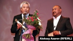 Режиссер Ерлан Нурмухамбетов (справа) во время получения Гран-при МКФ «Евразия». Алматы, 23 сентября 2011 года.