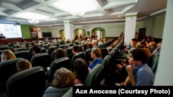 Аудитория просветительского проекта «Культурная интервенция». Россия, Владивосток, июнь 2018 года. Иллюстрационное фото