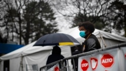 Люди стоять у черзі по швидкий тест на коронавірус у польовому центрі в Нью-Йорку, 29 березня 2020 року