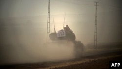 Турецкий танк пересекает границу с Сирией