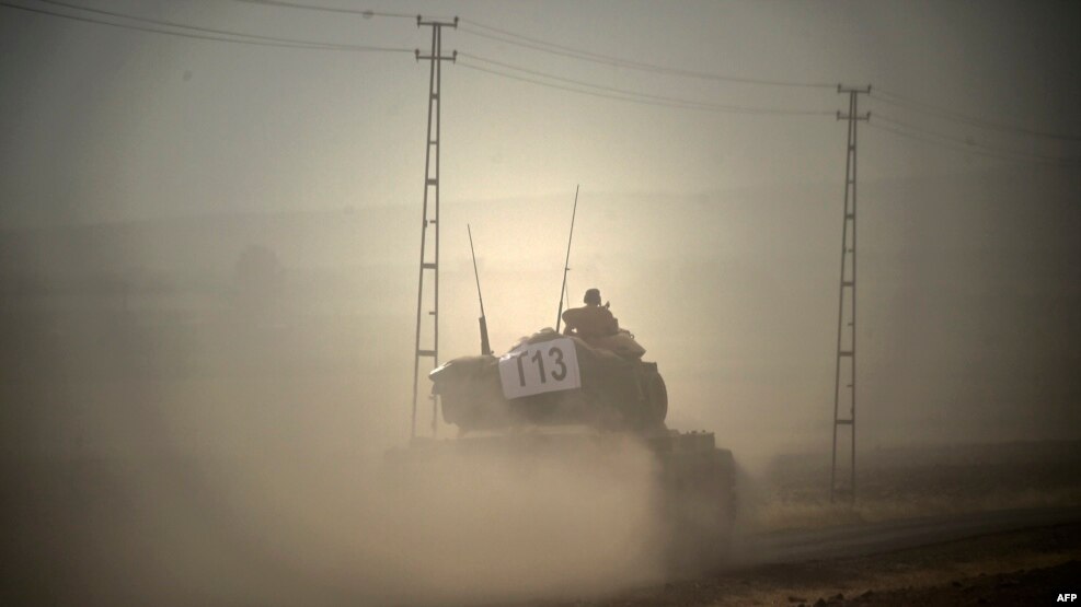 Tanket turke duke hyrë në Siri...