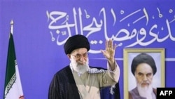 Current Supreme Leader Ayatollah Ali Khamenei flanked by a photo of his predecessor, Ruhollah Khomeini, in Mashhad in 2007