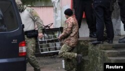 Керчь бұғазында ұсталған украиналық теңізшілердің бірін сотқа әкелді. Симферополь, 27 қараша 2018 жыл.