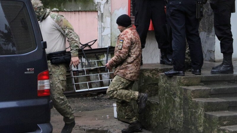Украинанын Орусия кармаган деңиз аскерлери эки айга камалды 