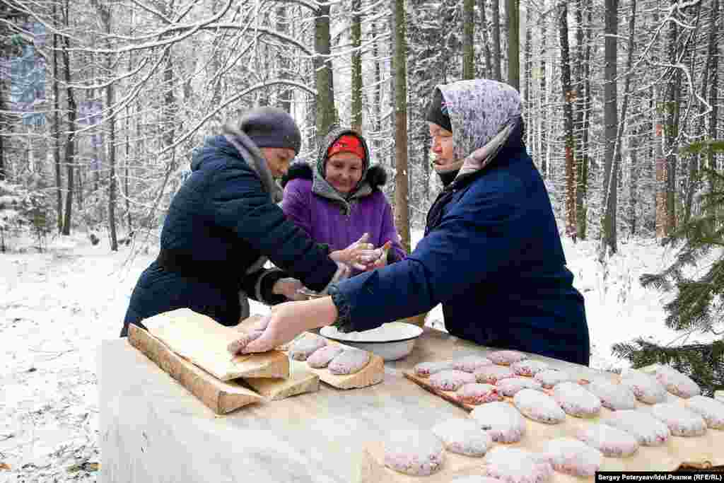Cooks prepare dumplings from the blood of sacrificed animals mixed with grain. 