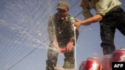 Иран полициясы жашыруун алынып келаткан сыраны (пивону) колго түшүргөн кез. 