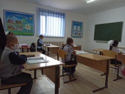Ученики второго класса кособинской школы во время урока. Кособа, Западно-Казахстанская область, 9 сентября 2020 года