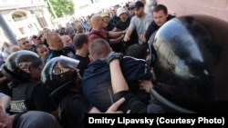 Ukraine -- Journalists tussle with police in Kyiv on May 18, 2013. At least five journalists in Ukraine have said that they were beaten in connection with their work over a two week period. Photo by by Dmitry Lipavsky © 