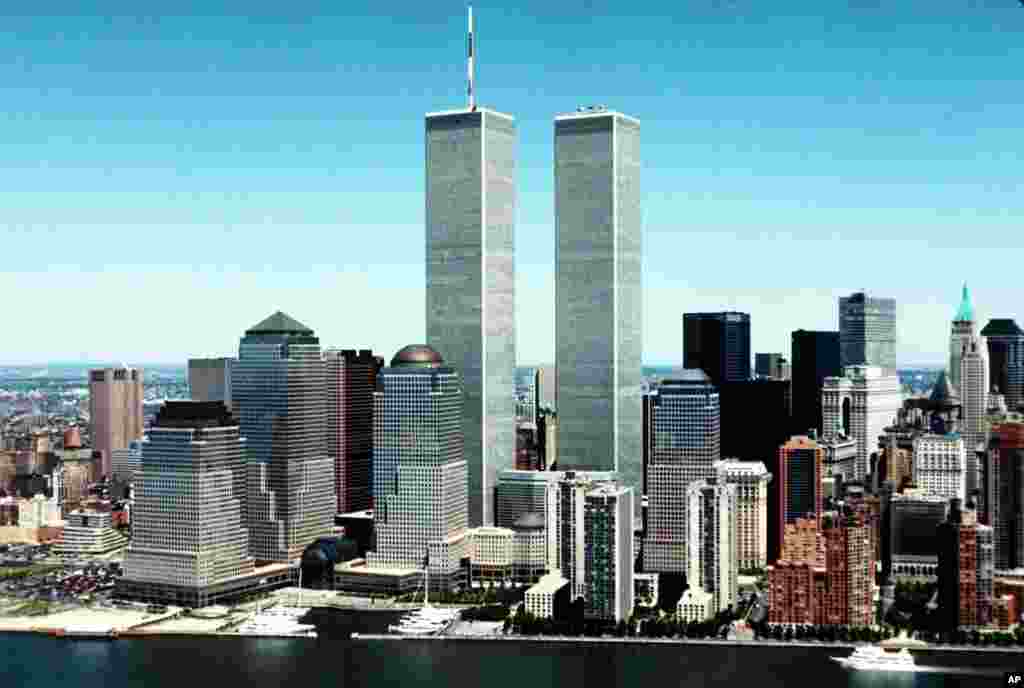 În 1973, au fost inaugurate cele două clădiri de birouri World Trade Center din centrul New York-ului, supranumite &quot;turnurile gemene&quot;. Acolo își aveau sediul diverse bănci, companii de asigurări și investiții. Al-Qaeda a țintit aceste clădiri în atacurile de pe 11 septembrie 2001 deoarece erau un simbol.