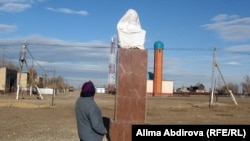 Не открывшийся и прикрытый полотном памятник казахскому композитору Шамши Калдаякову в одноименном ауле. Актюбинская область, 22 октября 2010 года.