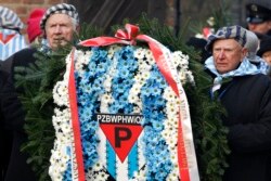 Supraviețuitori ai lagărului de la Auschwitz depun o coroană de flori, Polonia, 27 ianuarie 2020.
