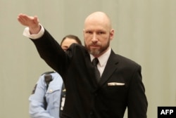 Breivik nu arată remușcare pentru faptele sale și, de repetate ori la aparițiile sale mediatizate din tribunale, a arătat salutul hitlerist.