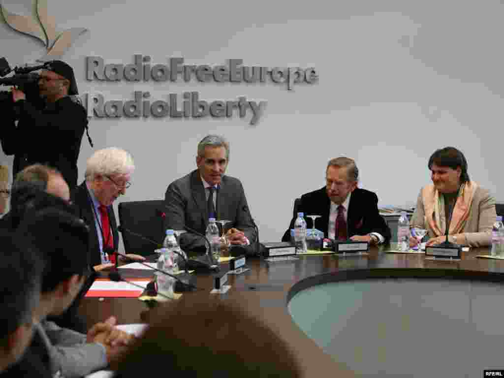 Vaclav Havel participă la şedinţa editorială a Europei Libere