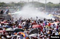 Пожарные в эквадорском Гуаякиле поливают толпу, перегревшуюся на солнце в ожидании встречи с папой. 6 июля