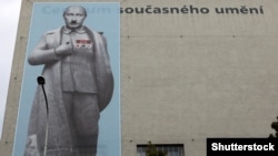 Банер на будинку в центрі столиці Чехії із зображенням президента Росії Володимира Путіна в одязі, як у радянського диктатора Йосипа Сталіна, та з вусами Адольфа Гітлера (ілюстраційне фото)