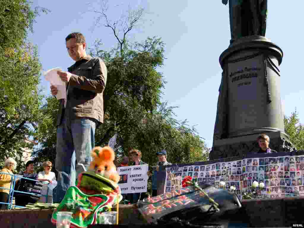 В Москве сотрудники правоохранительных органов и представители префектуры попытались сегодня разогнать пикет в память о жертвах теракта в Беслане