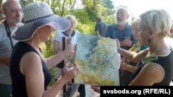 Сьвятлана Баранкоўская (зьлева) дорыць сваю карціну прадстаўніцам райвыканкаму