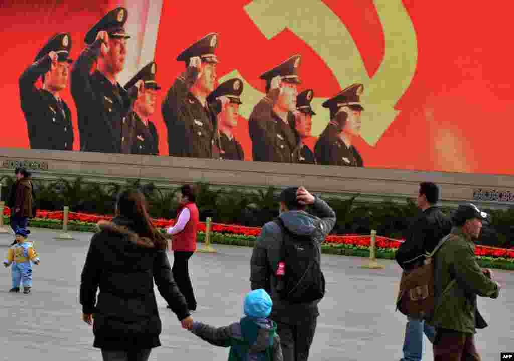 Агитация на площади Тяньаньмэнь накануне съезда компартии Китая осенью 2012-го года, на котором новым Генеральным секретарем ЦК КПК был избран Си Цзиньпин, ставший в марте 2013-го новым председателем КНР