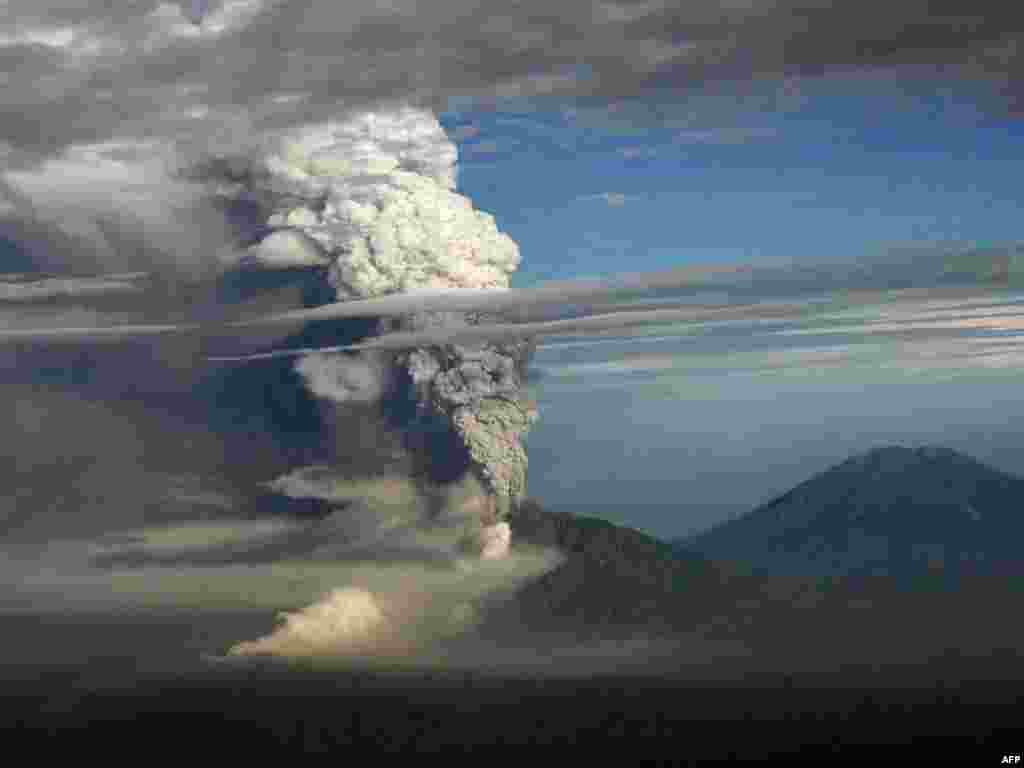 A view from a domestic Indonesian flight from Denpasar to Yogyakarta that was subsequently diverted to Surabaya airport shows a plume of gas and ash billowing some 10 kilometers high from the Mount Merapi volcano during an eruption on November 4. Photo by AFP potw44