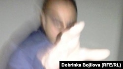 Снимка на полицай Цветелин Цветанов малко след ареста на Добринка Божилова, направена от бившия ѝ съпруг, 18 януари 2015 г.