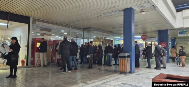 Колона граѓани пред пунктот за наплата на ЕВН во ГТЦ