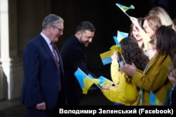 Зліва направо: прем’єр-міністр Великої Британії Кір Стармер, президент України Володимир Зеленський із учнями української школи Пречистої Діви Марії