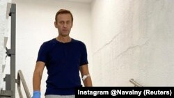 Берлиндегі "Шарите" ауруханасының баспалдағынан түсіп келе жатқан Алексей Навальный. 
