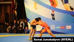 Жоламан Шаршенбеков менен Калы Сулайманов күрөшүп жаткан учур.