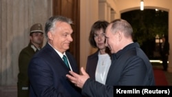 Виктор Орбан (слева) и Владимир Путин (справа)