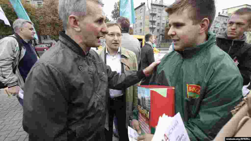 Сяргей Вазьняк дыскутуе з БРСМаўцам