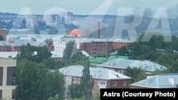 Kanali društvenih medija i objave na Telegramu delili su video snimke koji navodno prikazuju trenutak udara drona i naknadne eksplozije u prestonici regiona Udmurtija, 1. jul 2025.