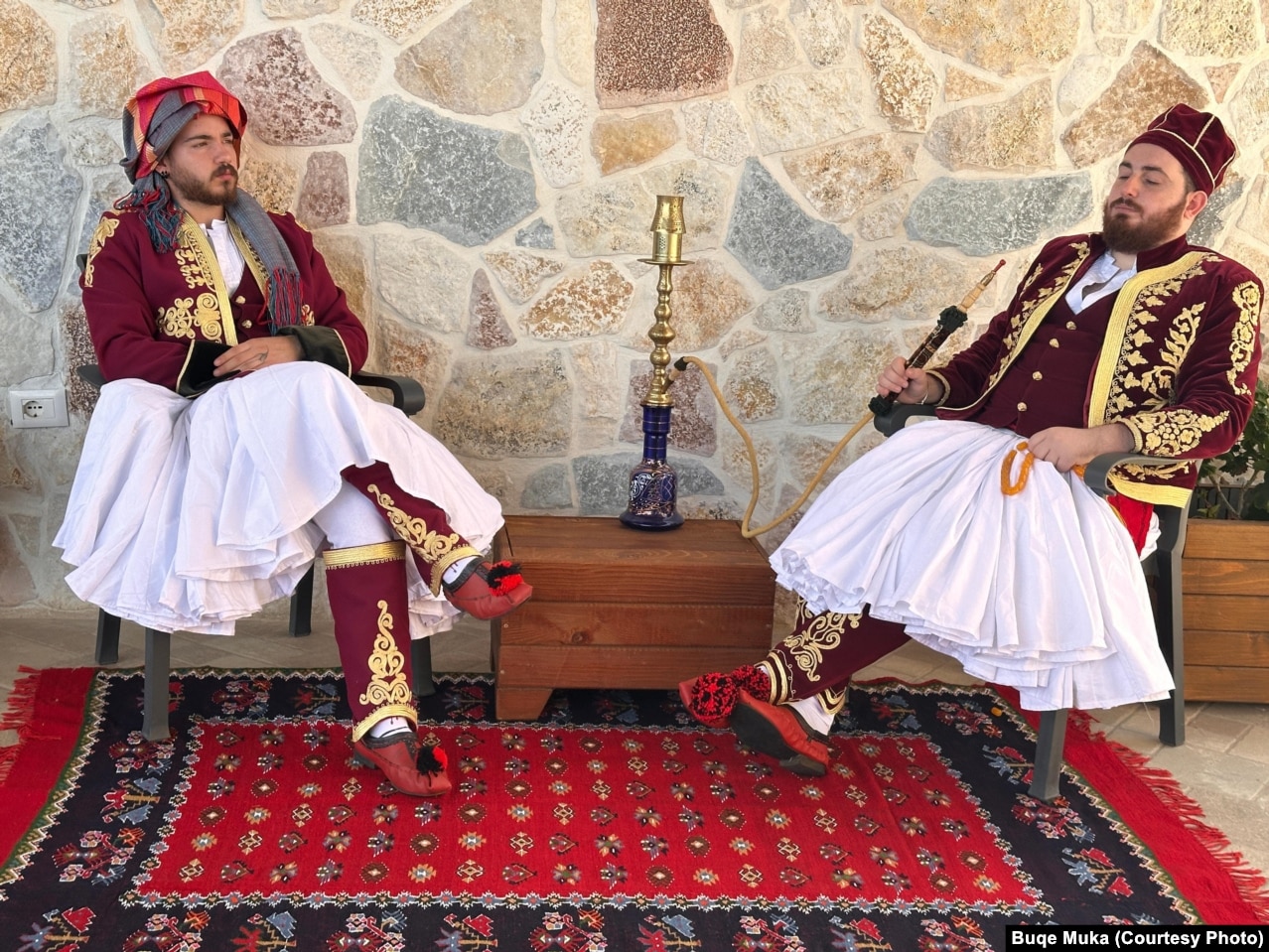 Veshja e Ali Pashë Tepelenës dhe Lord Bajronit - të rikrijuara nga Buqe Muka.