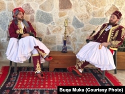 Veshja e Ali Pashë Tepelenës dhe Lord Bajronit - të rikrijuara nga Buqe Muka.