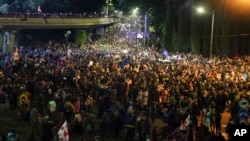 Protestatari georgieni adunați în Piața Eroilor din Tbilisi marți noaptea, după adoptarea de către parlament a legii „agentului străin”