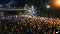 Demonstranti na Trgu heroja u Tbilisiju posle usvajanja kontroverznog zakona o "stranim agentima", 14. maj 2024.