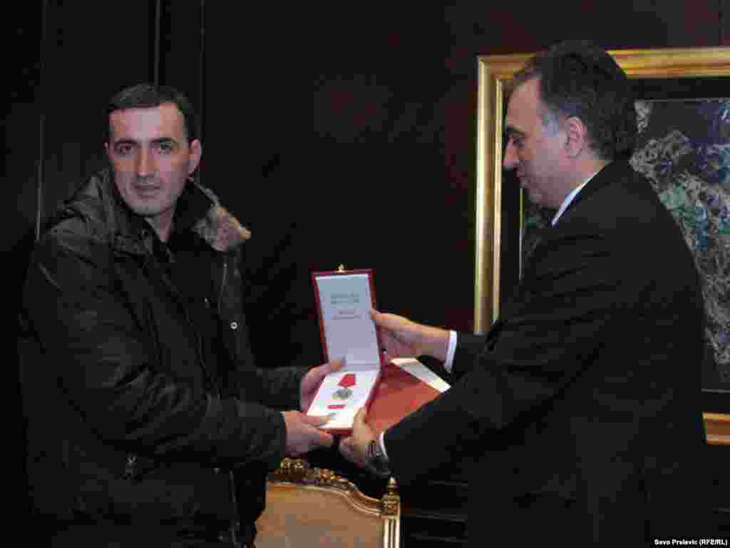 Crna Gora - Predsjednik Filip Vujanović odlikovao je Milana Jeftića medaljom za hrabrost, pošto je skočio u nabujalu rijeku kako bi spasio utopljenika, Podgorica, 02.02.2012. Foto: RSE / Savo Prelević 