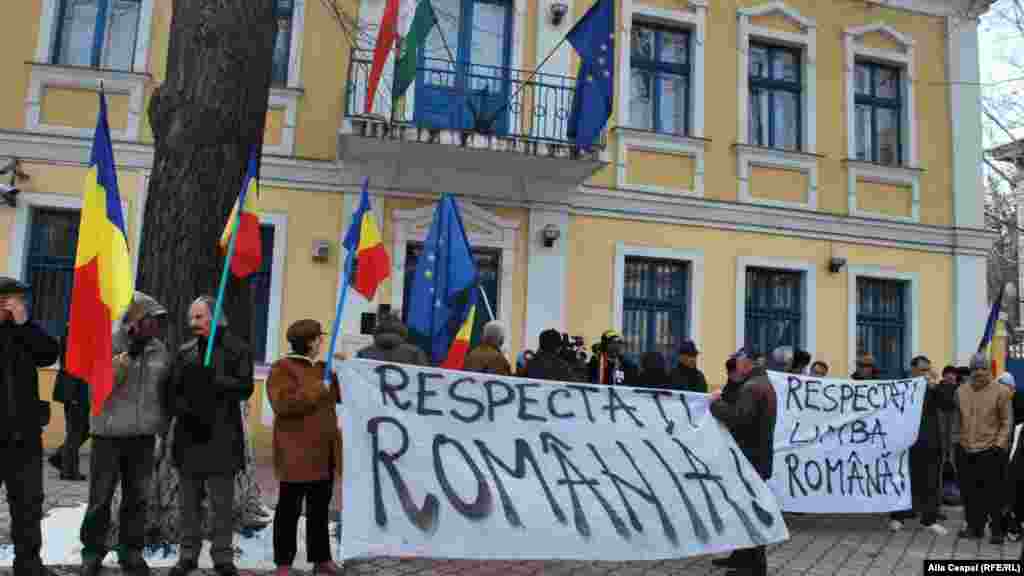 Dar mai &icirc;nt&acirc;i, membrii şi simpatizanţii Consiliului Unirii au trecut pe la Ambasada Ungariei, pentru a protesta faţă de &icirc;ntocmirea actelor, &icirc;n cadrul misiunii, &icirc;n limbile rusă şi engleză, dar nu şi &icirc;n limba rom&acirc;nă