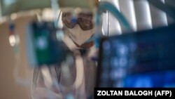 Egy orvos új koronavírussal fertőzött beteget kezel a budapesti Szent László Kórházban 2020. április 23-án