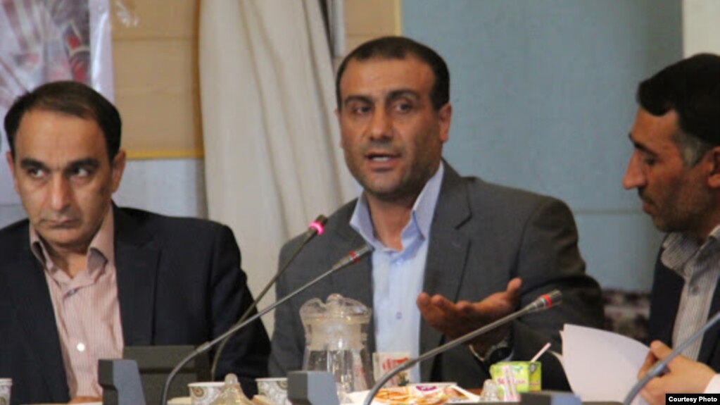 محمد لطفی میانجایی (وسط)