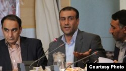 محمد لطفی میانجایی (وسط)
